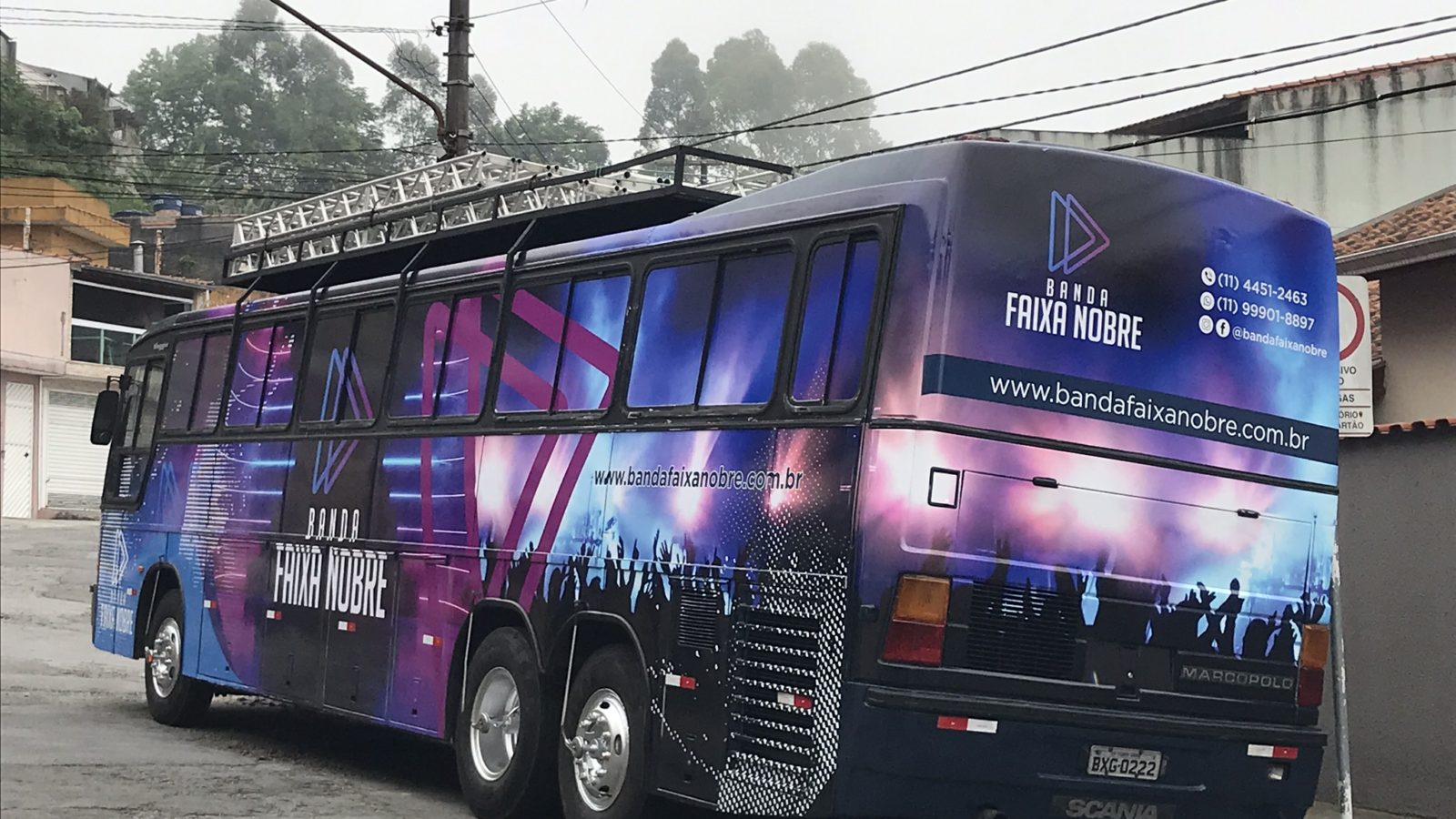 ônibus da banda faixa nobre por trás