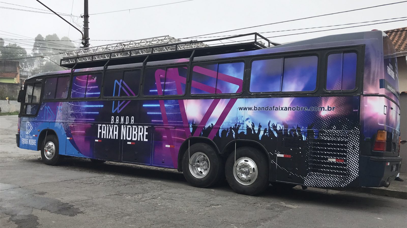 ônibus da banda faixa nobre de lado