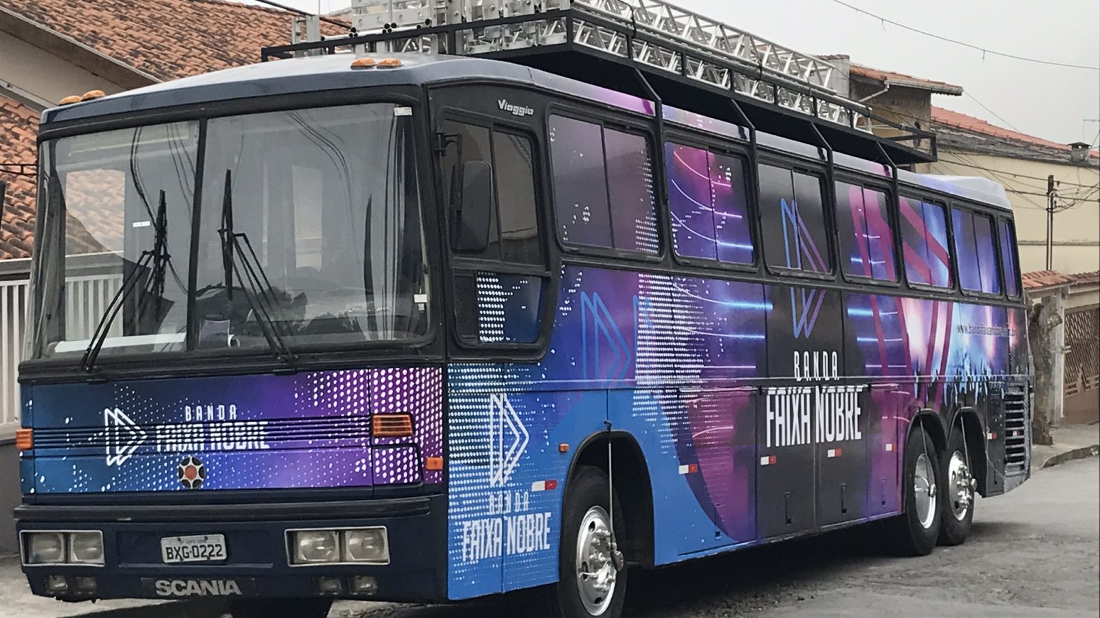 ônibus da banda faixa nobre de frente